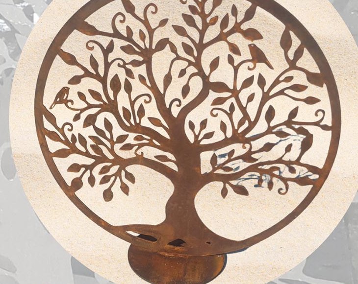 Arbre de vie en acier découpé, finition oxydée