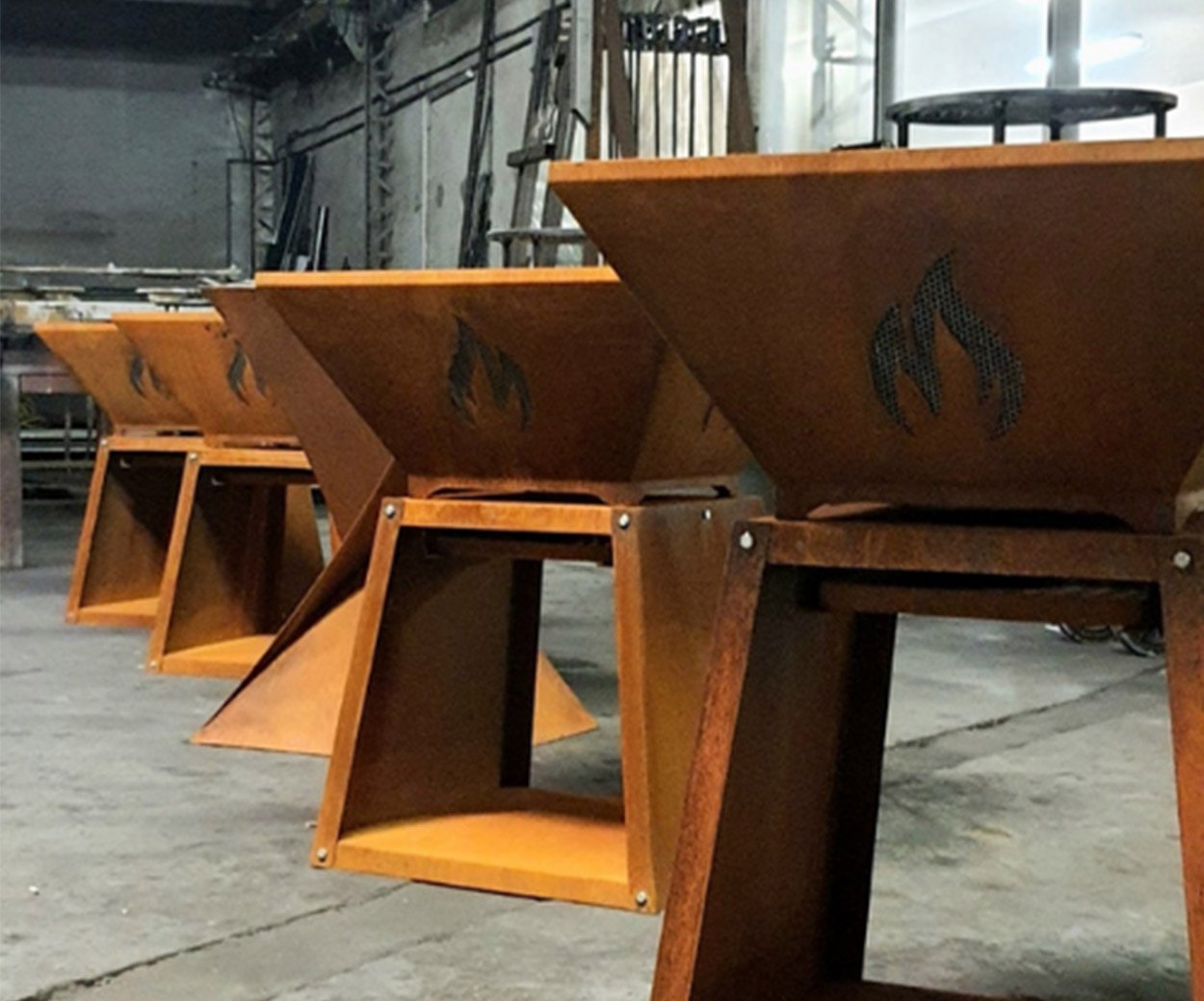 Braseros carrés de 75 cm en finition oxydée dans l'atelier