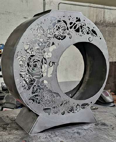 Brasero décoratif rond en acier découpé de roses