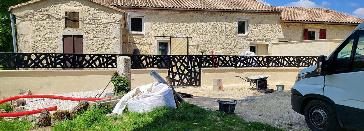 Panneau découpé posé en clôture