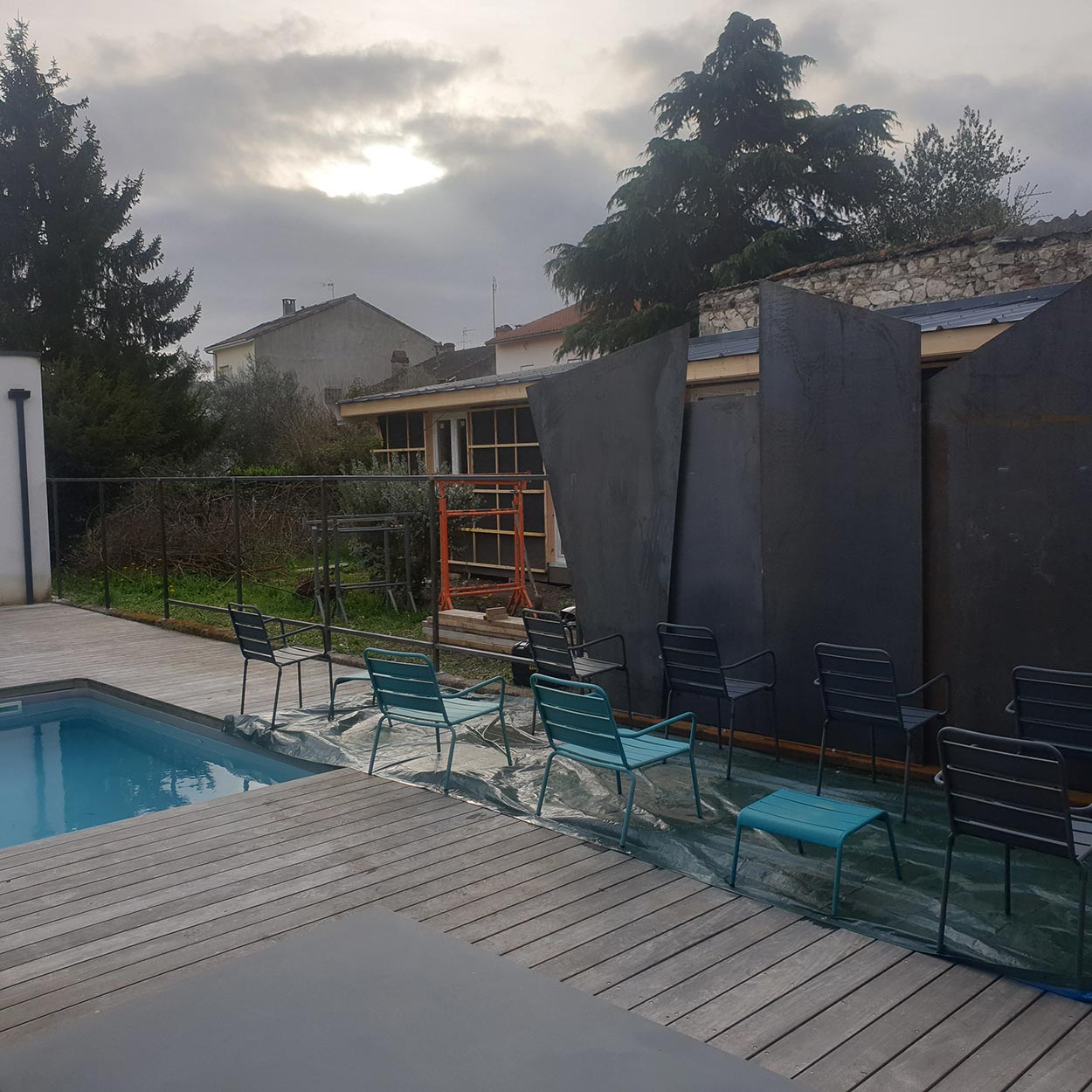 Panneaux en acier autour d'une piscine