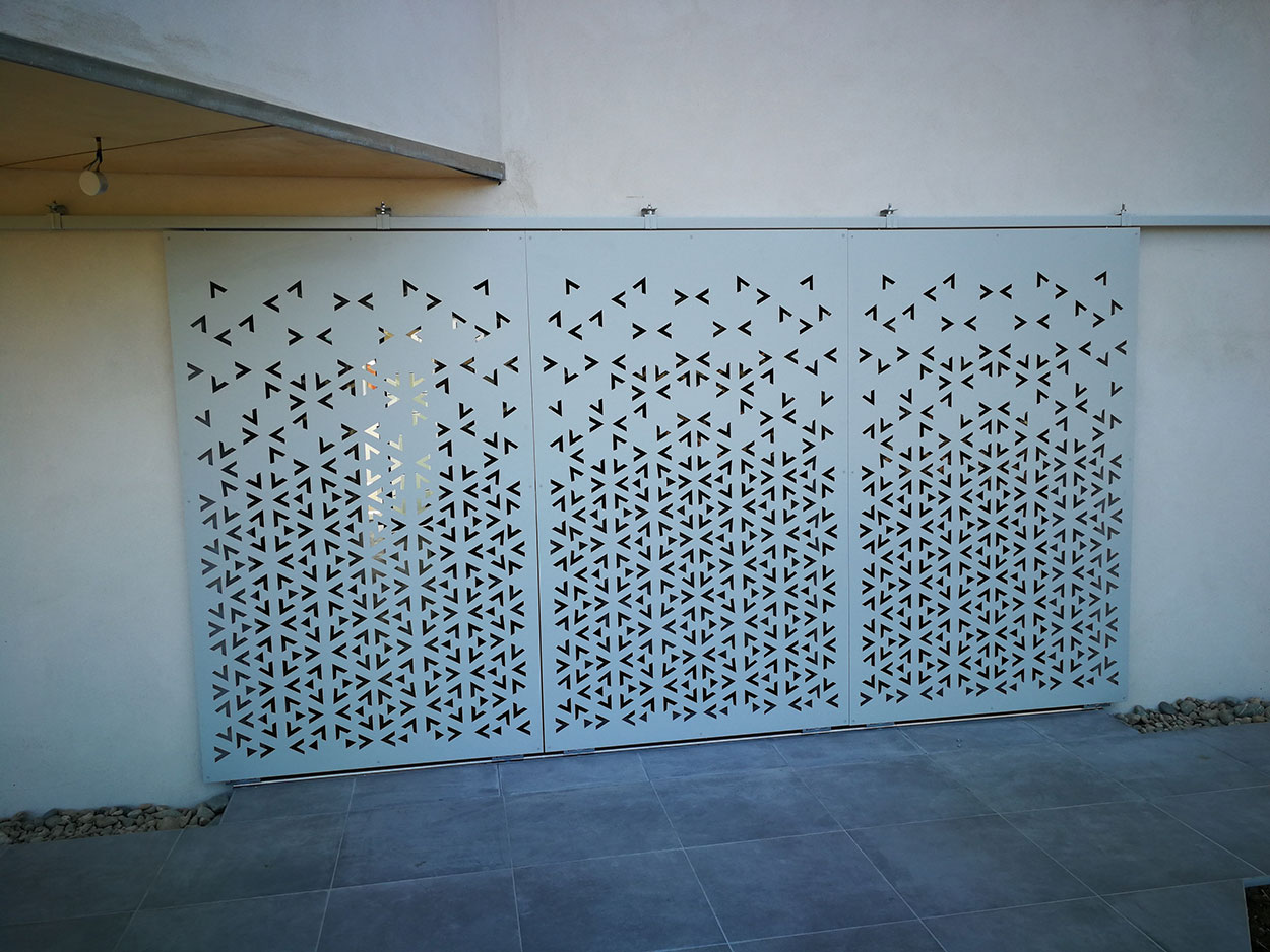 Panneau brise-vue blanc découpé contre un mur