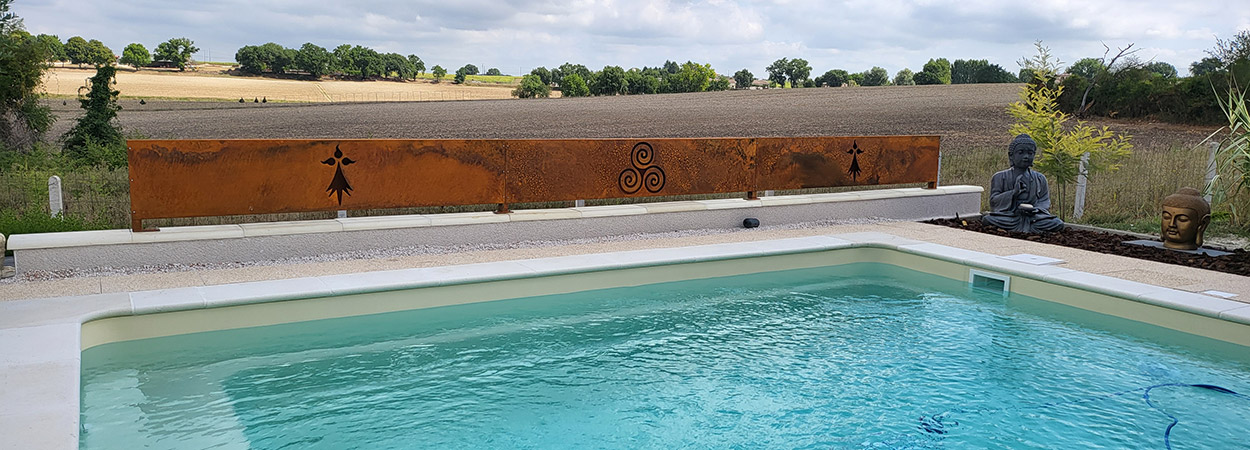 Bordure en acier perforé le long d'une piscine