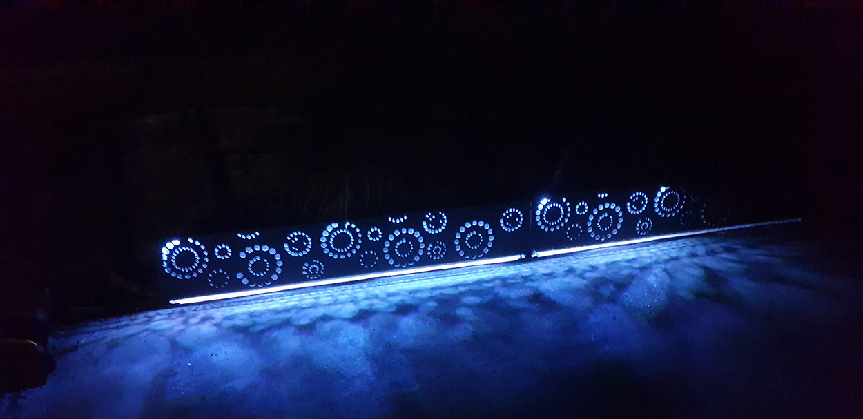 Bordure en acier découpé rétroéclairée de nuit