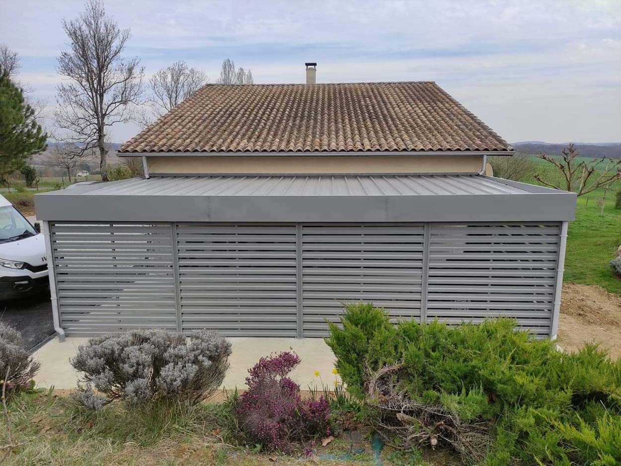 Carport à lames sur le côté d'une maison