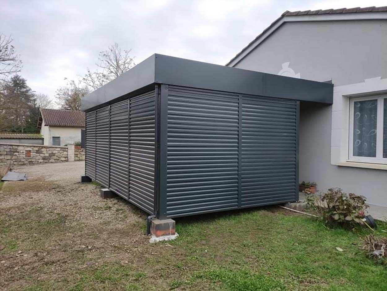 Carport fermé à lames contre une maison