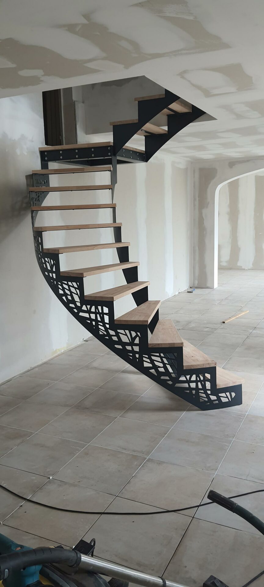 Escalier tournant à marches ajourées