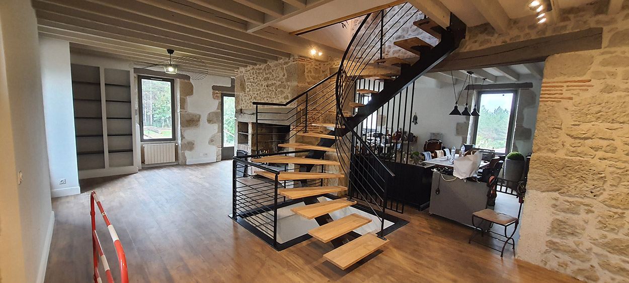 Escalier droit à garde-corps métallique dans un séjour