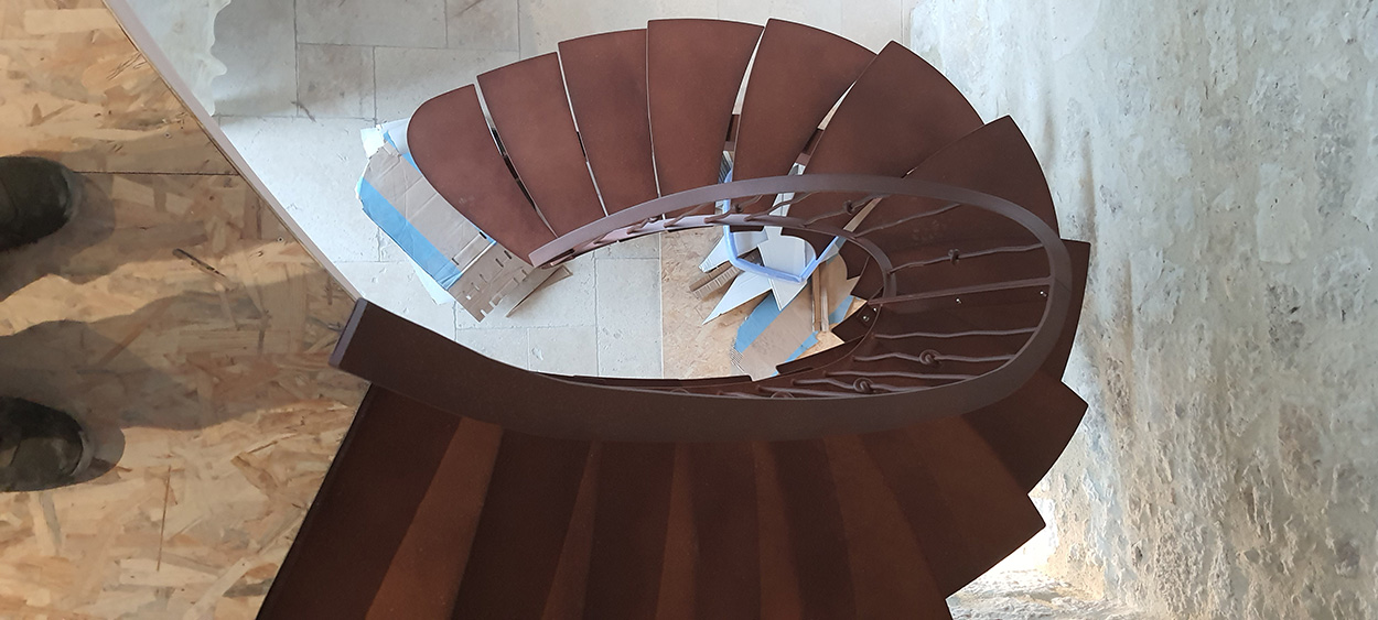 Escalier hélicoïdal vu d'en haut, marches en bois