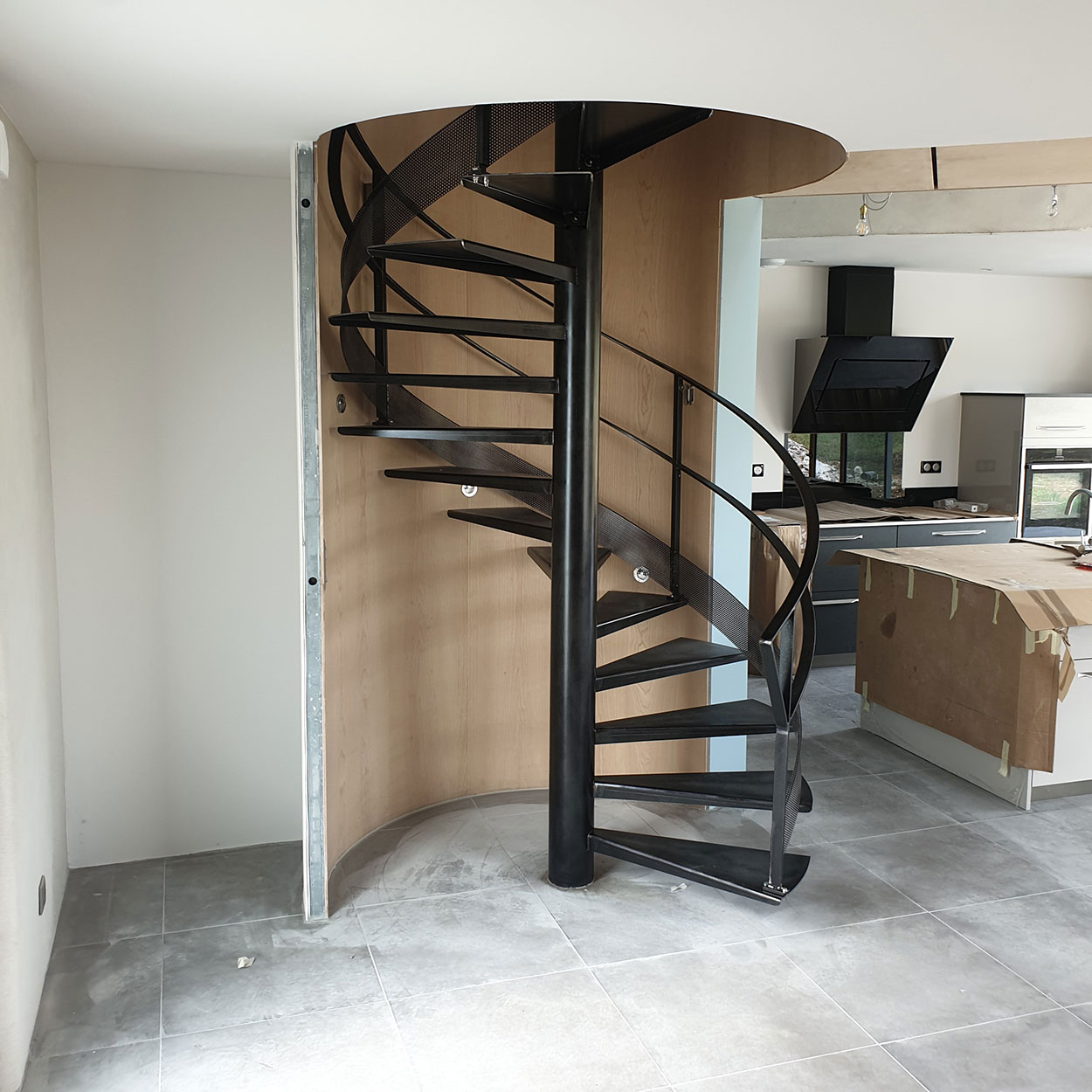 Escalier colimaçon noir dans une maison