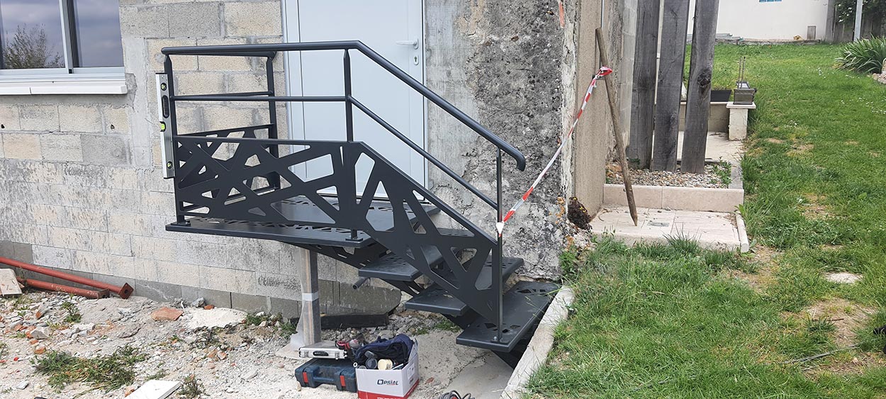 Escalier extérieur métallique contre une façade