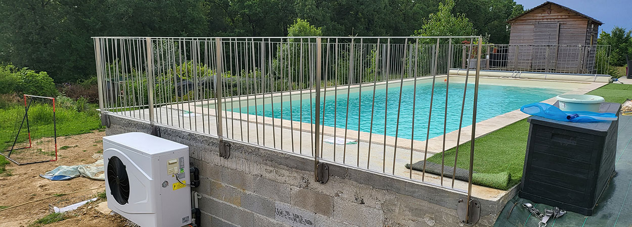 Garde-corps à barreaux autour d'une piscine