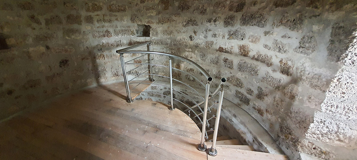 Garde-corps à lisses horizontales le long d'un escalier hélicoïdal