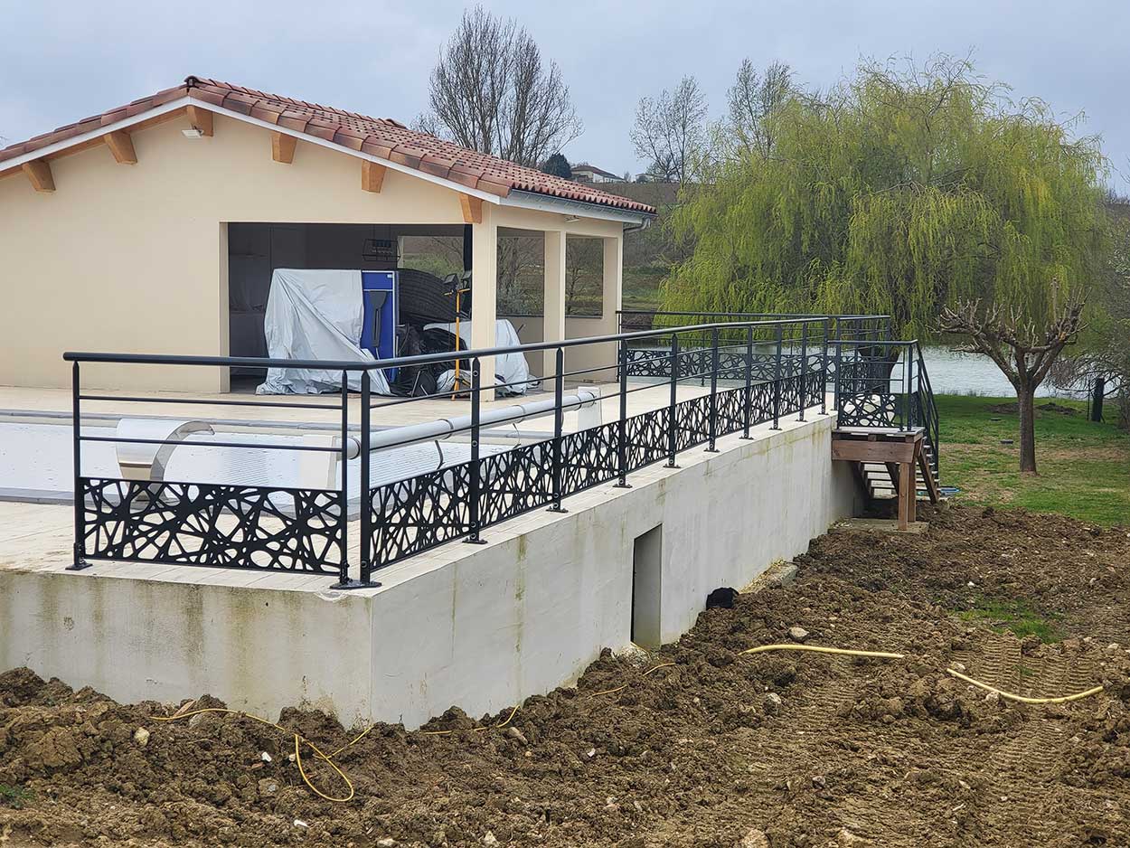 Garde-corps noir à motif sur une terrasse