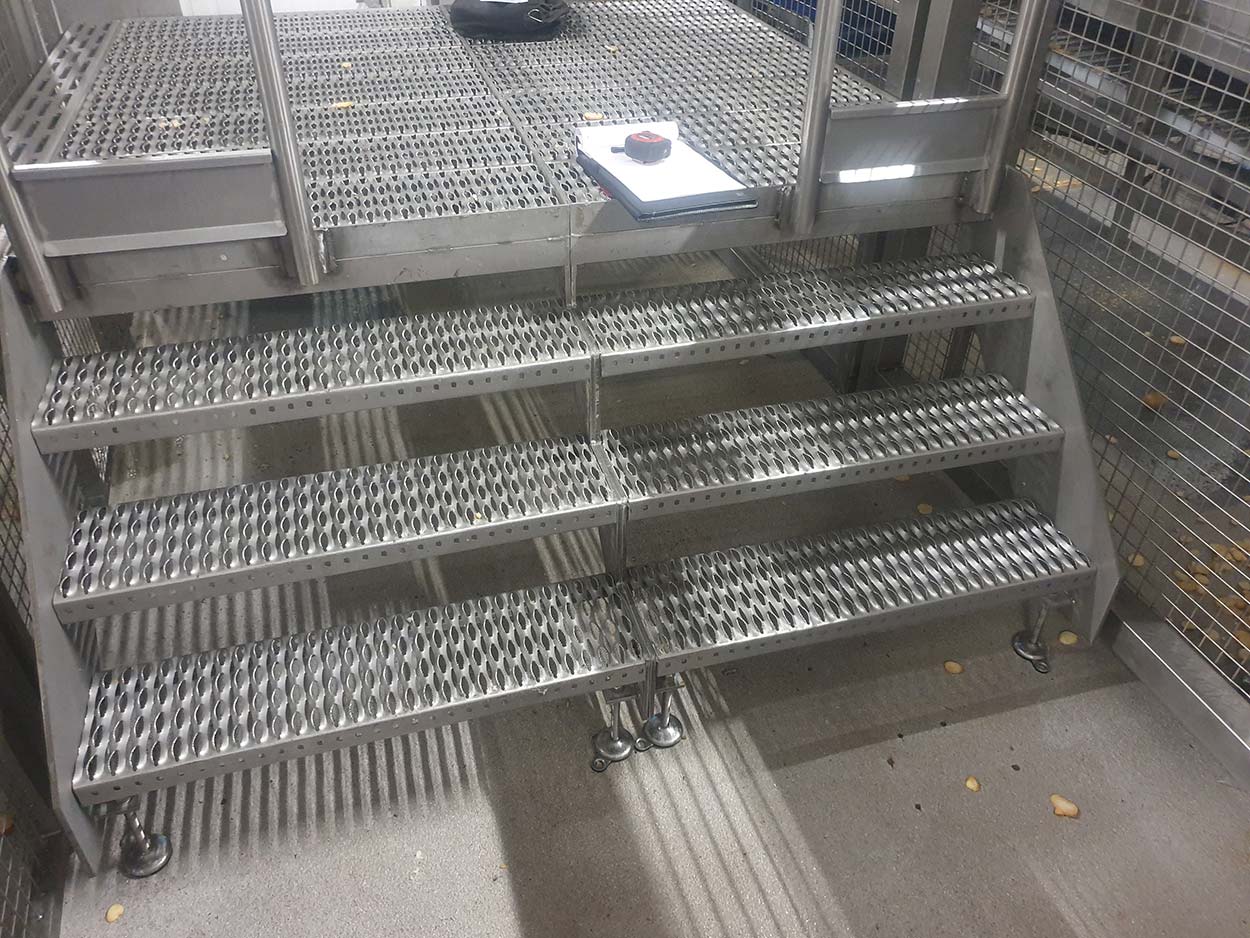 Escalier et plateforme en acier galvanisé