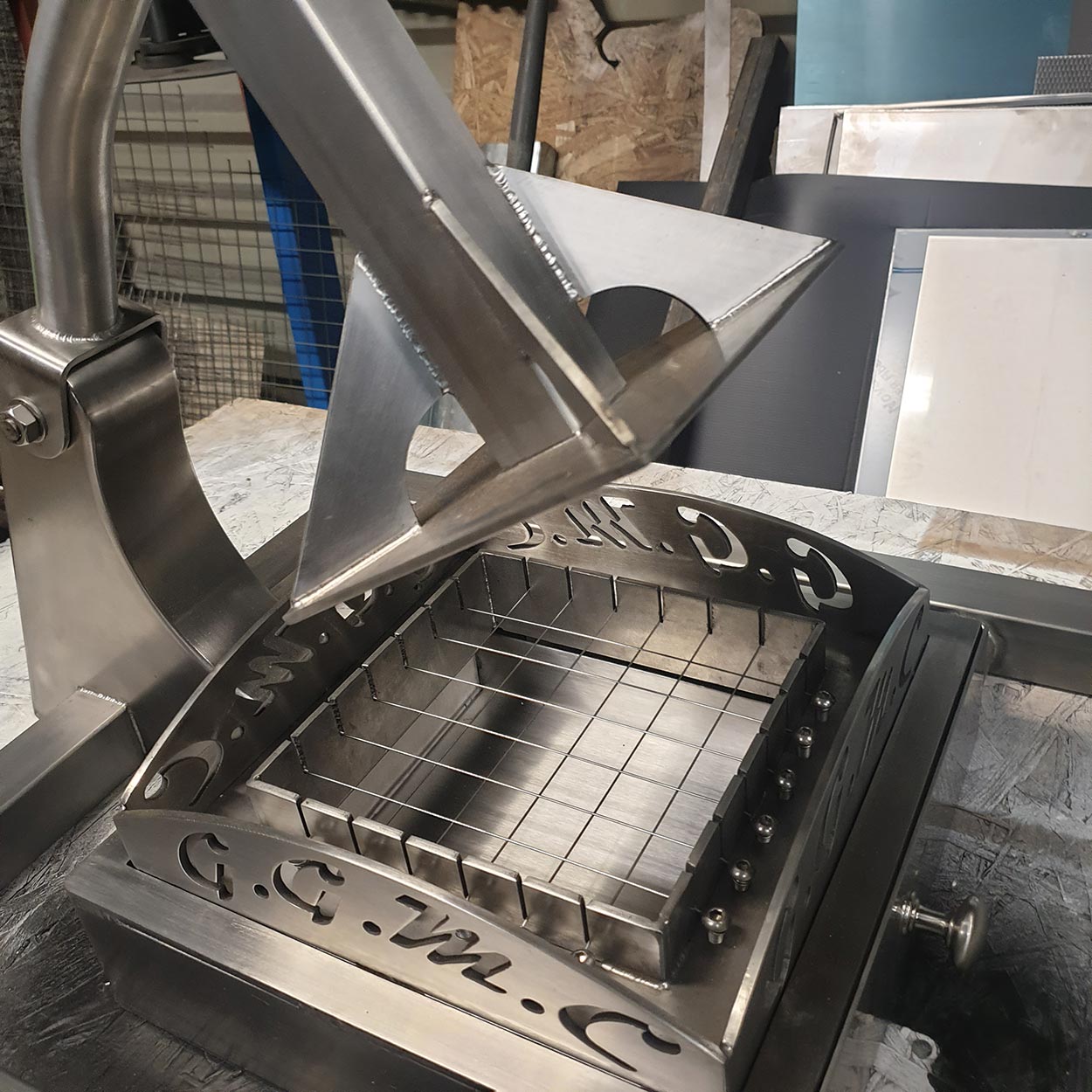 Pièce en inox fabriquée à l'atelier, gravée G.G.M.C.