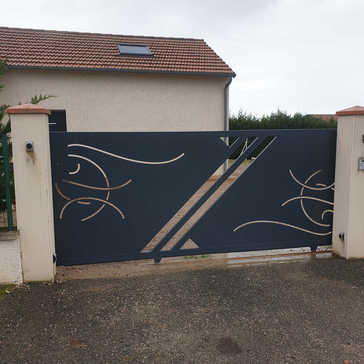 Portail gris à motifs de lignes courbes