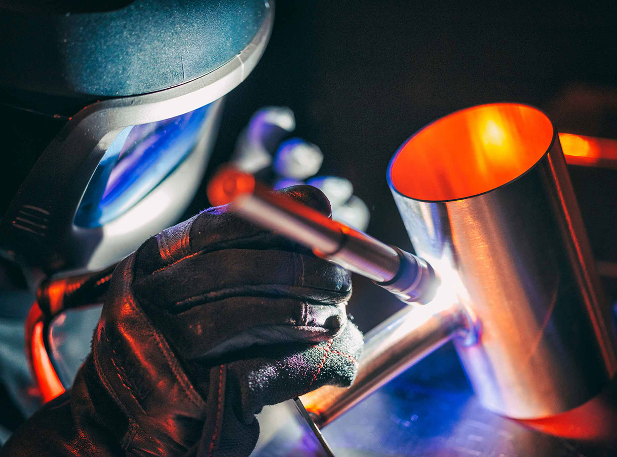 Soudure TIG sur un tube en inox, l'arc allumé